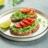 Avocado-Brot mit Tomate