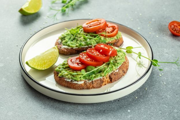 Avocado-Brot mit Tomate
