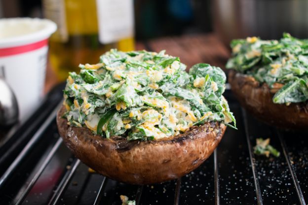Gefüllte Portobello-Pilze mit Spinat und Käse