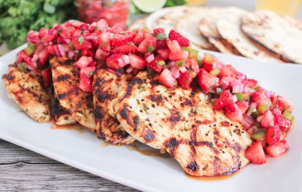 Gegrilltes Koriander-Limetten-Hühnchen mit Erdbeer-Jalapeno Salsa