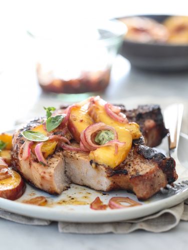 Gegrillte Schweinekotelettes mit gegrillten Balsamico-Pfrisichen