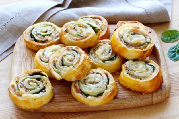 Blätterteigschnecken mit Spinat, Schinken und Käse