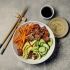 Poke Bowl mit mariniertem Thunfisch, Avocado, Quinoa und frischem Gemüse