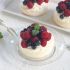 Mini Pavlovas mit Beeren