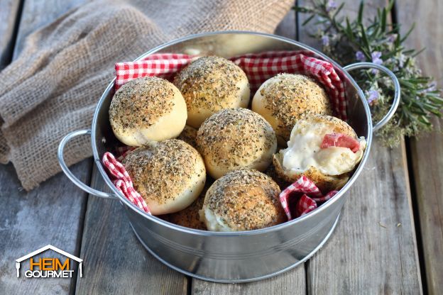 Italienische Partybrötchen mit zartschmelzender Mozzarellafüllung