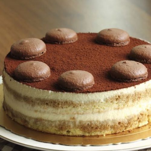 tiramisu-torte mit biskuitboden und mascarponefüllung