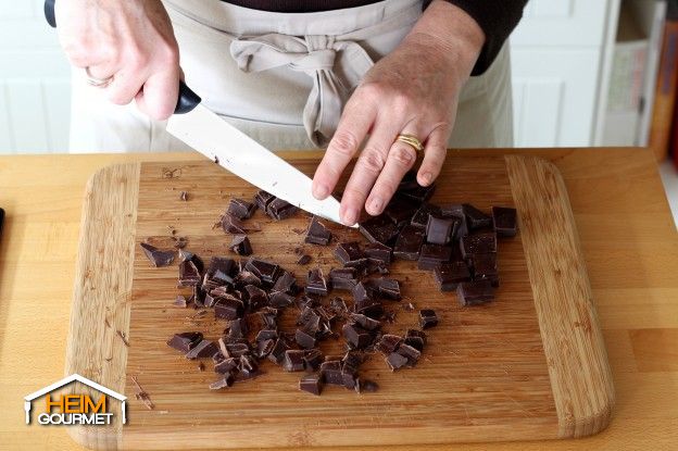 Die Schokolade in Stückchen schneiden.