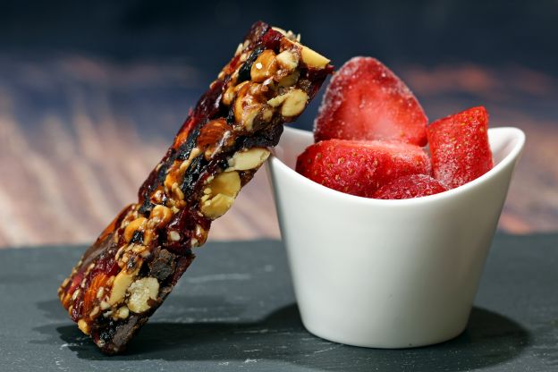 Müsliriegel mit Erdbeeren und Schokolade