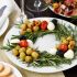 Weihnachtlicher Kranz mit Antipasti