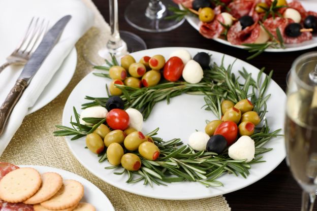 Weihnachtlicher Kranz mit Antipasti
