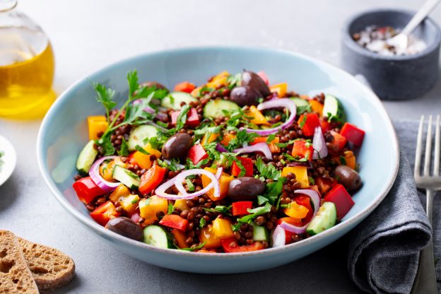 Mediterraner Linsensalat mit Olivenöl und Rucola