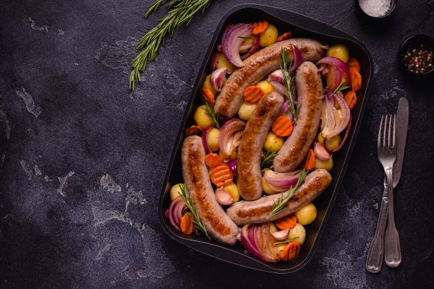 Würstchen mit Frühkartoffeln, Karotten und Rosmarin
