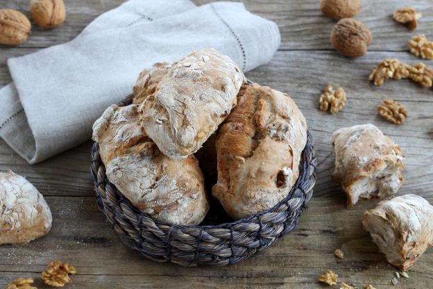 Selbstgebackene Walnussbrötchen