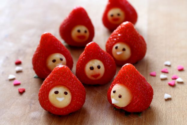 Erdbeer-Männchen mit fruchtigen Apfelgesichtern