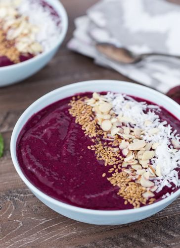 Rote Beete-Smoothiebowl mit Sojamilch
