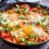 Sommerliche Shakshuka mit Tomaten, Paprika & Feta