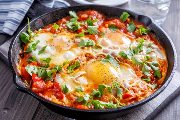 Sommerliche Shakshuka mit Tomaten, Paprika & Feta