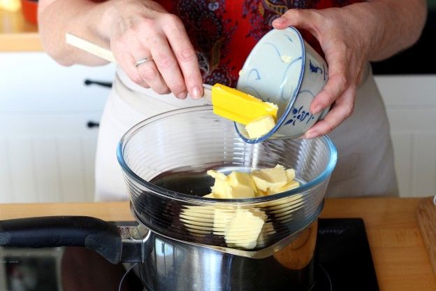 Die Schokolade und die Butter schmelzen