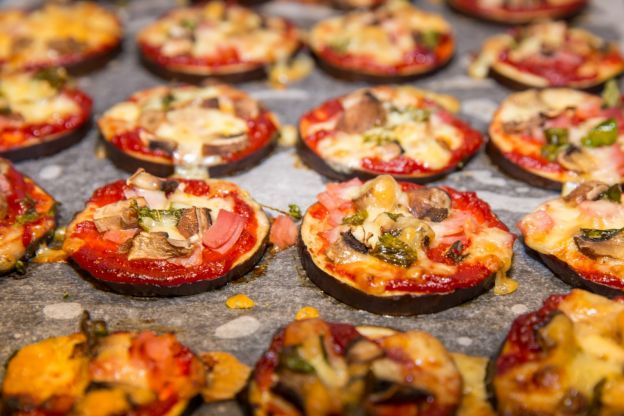 Minipizzen auf Aubergine
