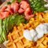 Süßkartoffel-Waffel mit Avocado, Lachs und Rucola