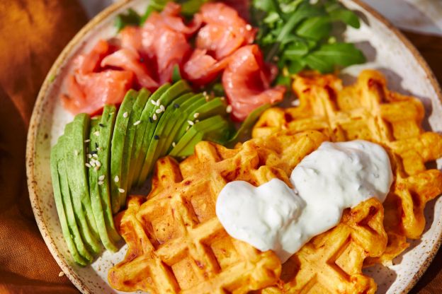Süßkartoffel-Waffel mit Avocado, Lachs und Rucola