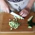 Zucchini in Würfel schneiden