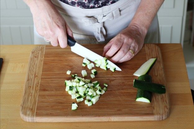 Zucchini in Würfel schneiden