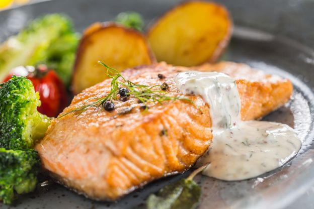 Lachs in Dill-Sahnesoße