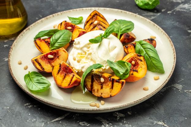 Gegrillte Pfirsiche mit Burrata und Basilikum