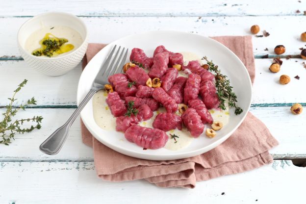 Rote Bete Gnocchi in sahniger Sauce mit Haselnüssen