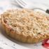 Eine Crumble-Tarte mit Rhabarber und Mandeln