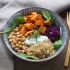 Buddha Bowl mit Süßkartoffeln, Quinoa und Joghurtsauce