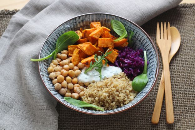 Buddha Bowl mit Süßkartoffeln, Quinoa und Joghurtsauce