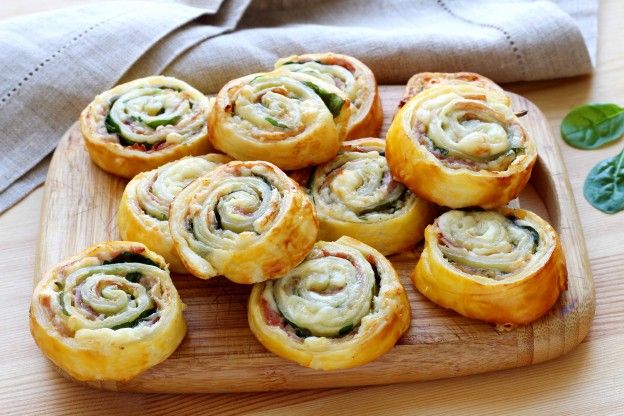 Der Klassiker fürs Partybuffet: Blätterteigschnecken mit Käse und Schinken