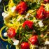 Zoodles mit Tomate, Ricotta und Basilikum