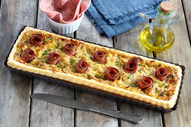 Salzige Tarte mit Mortadellaröschen