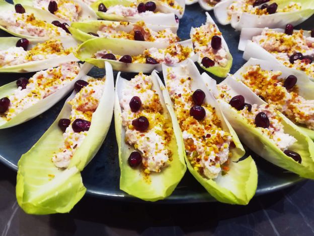 Rohe Chicoréeschiffchen mit Frischkäse