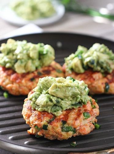 Gegrillte Lachs Burger mit Avocado