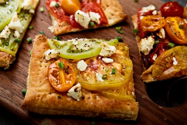 Tomaten-Feta-Tarte mit Blätterteig & Thymian