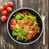 Zucchinispaghetti mit Kirschtomaten und Basilikum