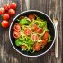 Zucchinispaghetti mit Kirschtomaten und Basilikum