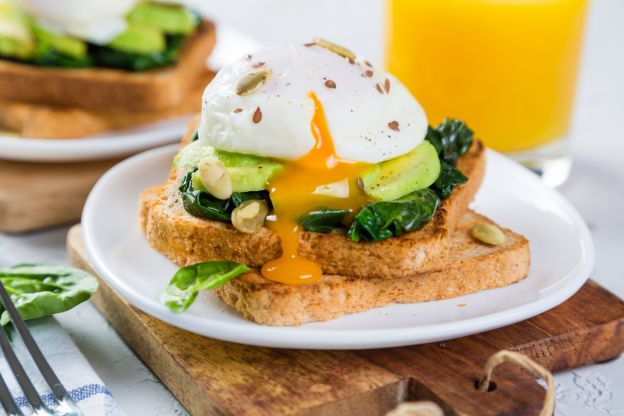 Pochiertes Ei auf Spinat und Avocado-Toast