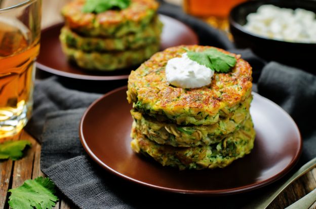 Zucchini-Puffer mit Quarkdip