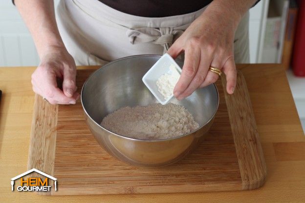 In einer Schüssel Mehl, Backpulver und Salz vermengen.