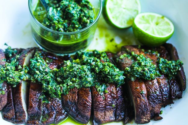 Gegrillte Portobellos mit Spinat-Chimchurri-Sauce