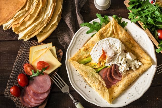 Pfannkuchen mit pochiertem Ei und Schinken