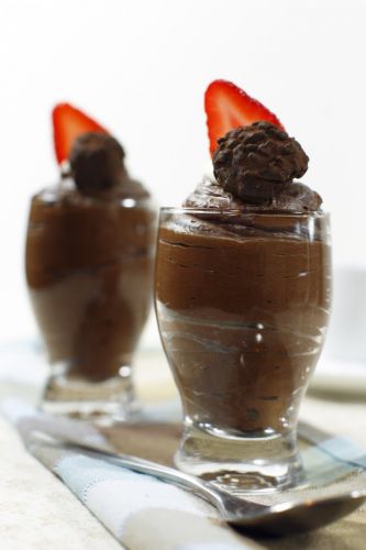 Mousse au Chocolat mit Erdbeeren