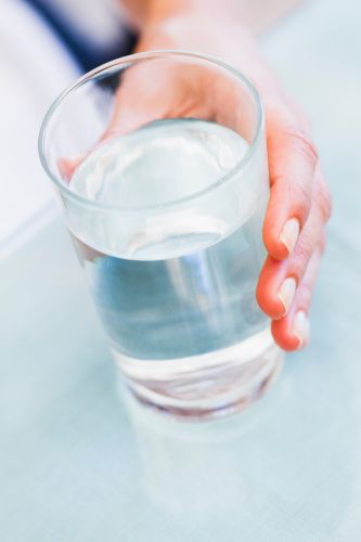 Ein GROßES Glas lauwarmes Wasser