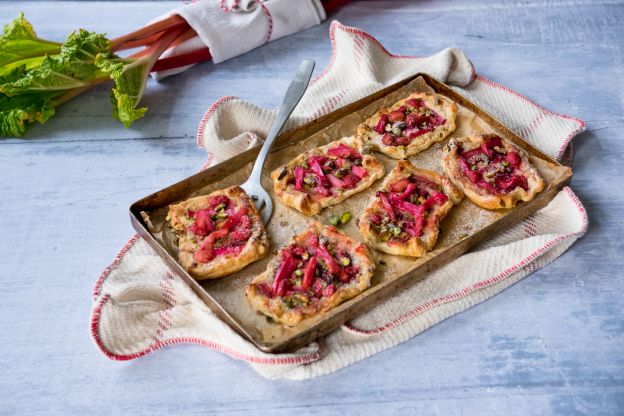 Rhabarber Frangipane Tartelettes auf Blätterteig mit Pistazien