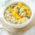 Grüner Kiwi-Smoothie-Bowl mit Spinat und Kokosnussmilch